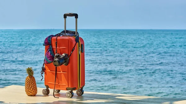 Turquoise Sea Orange Suitcase Sunglasses Camera Swimsuit Relax Started — Stock Photo, Image