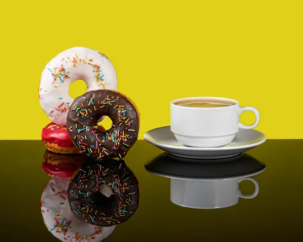 Drie Heerlijke Donuts Een Witte Koffiekop Met Koffie Een Gele — Stockfoto
