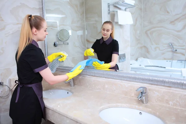 Limpieza Baño Manos Guantes Goma Amarillos Concepto Limpieza Higiene Hotel — Foto de Stock