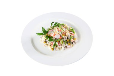 Turp ve biftekli Olivier salatası. İzole bir nesne. Mekanın kopyası. Üst görünüm.