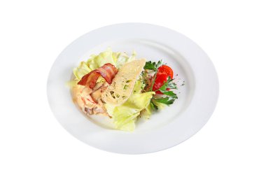 Beyaz tabakta salata ve salatalı biftek salatası. İzole bir nesne. Üst Manzara. Boşluğu kopyala.