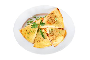 Tavuk etli ve peynirli yassı ekmek. İzole edilmiş bir nesne. Tortilla parçalara ayrılmış. Üst manzara. Boşluğu kopyala.