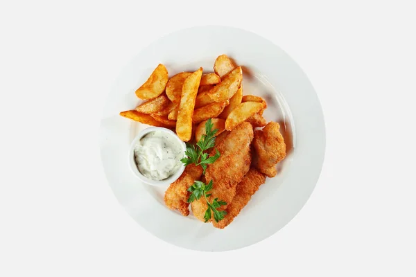 Pépites de poulet avec frites sur une assiette blanche. Un objet isolé. Vue du dessus . — Photo