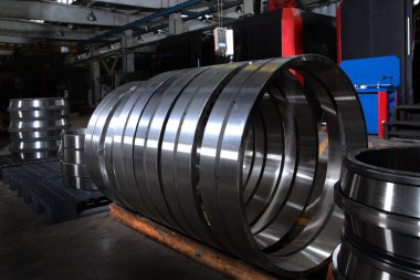 Büyük rulman üretimi ya da üretimi. Ağır endüstri konsepti. Uzayı kopyala Tesisteki fotoğraflar. Bitmiş ürünler..