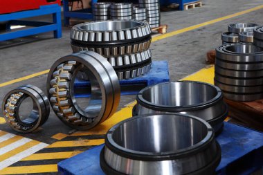 Farklı çaplardaki bilyelerin üretimi. Ağır endüstri konsepti. Fabrikadaki fotoğraflar. Uzayı kopyala Santralin zemininde sinyal hattı var..