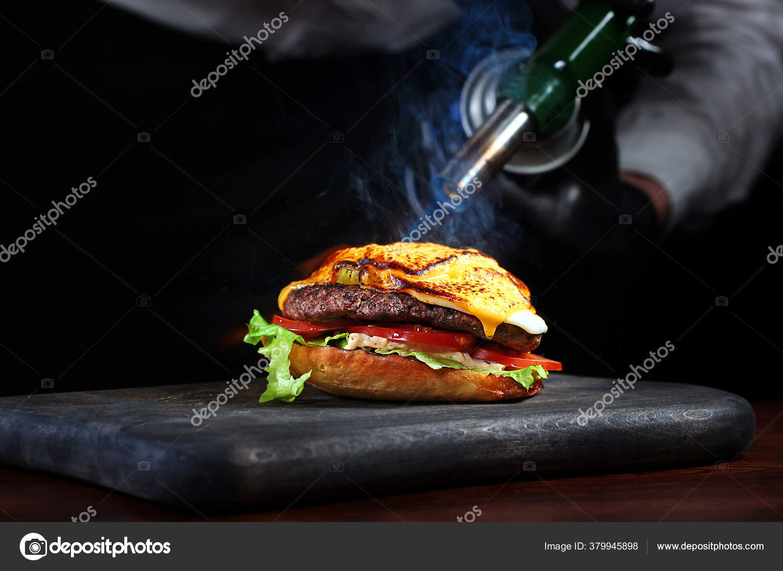 Cuisine Gros Hamburger Chef Fait Frire Morceau Fromage Avec Brûleur image  libre de droit par kostomarova © #379945898