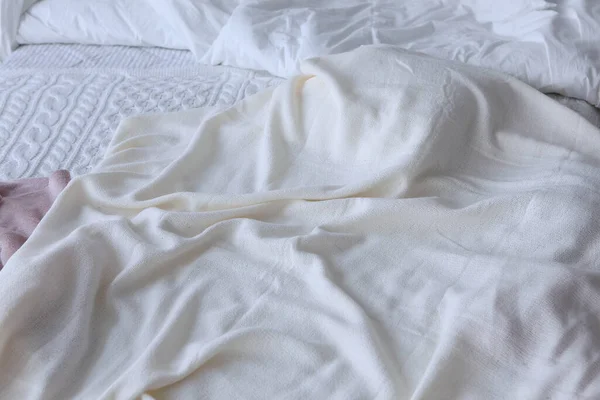 Uma Cama Enrugada Uma Cama Desfeita Com Colchas Cama Mess — Fotografia de Stock