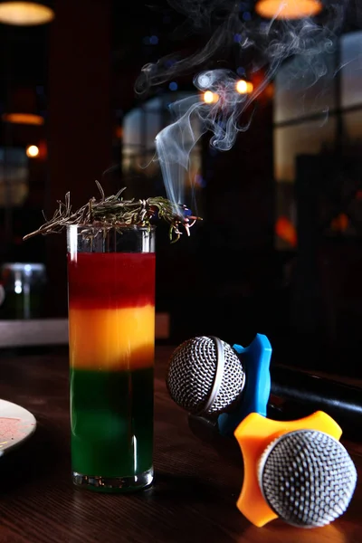 Two Karaoke Microphones Lie Table Next Three Color Alcoholic Cocktail — Stock Photo, Image