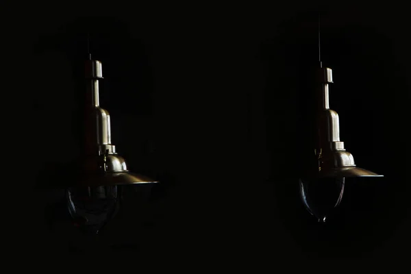 Две Металлические Лампы Темноте Света Принято Чёрный Фон — стоковое фото