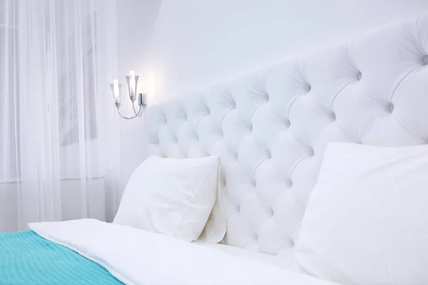 Cama Casal Grande Tons Azuis Brancos Apartamentos Hotel Caro Quarto — Fotografia de Stock