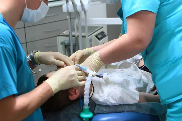 Die Arbeit Eines Anästhesisten Und Assistenten Vor Der Operation Ein — Stockfoto
