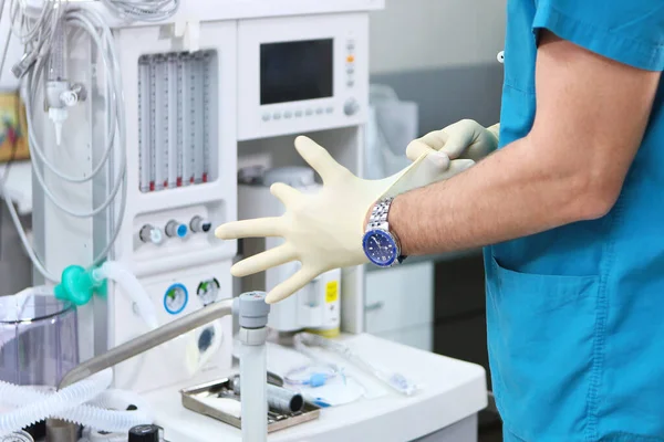 Médico Coloca Luvas Fundo Ventilador Fotografia Irreconhecível Espaço Cópia — Fotografia de Stock