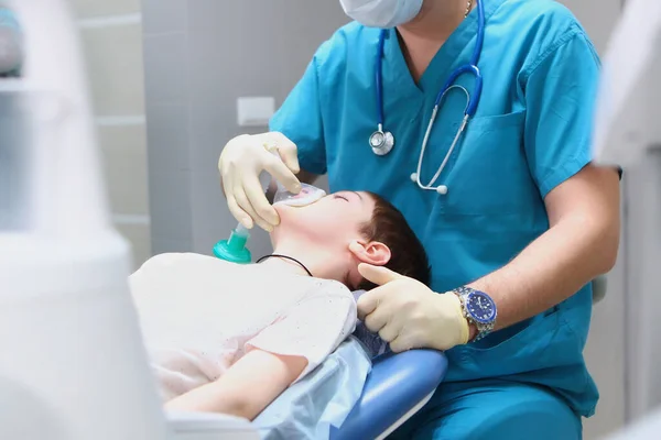 Συσκευή Ανάνηψης Μπαίνει Στο Αγόρι Αναισθησία Πριν Την Εγχείρηση Έννοια — Φωτογραφία Αρχείου