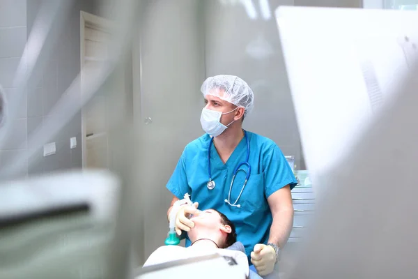 Resuscitator Memegang Masker Pernapasan Wajah Anak Itu Mempersiapkan Anak Untuk — Stok Foto