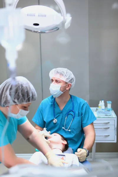 Ameliyattan Önce Bir Doktor Kritik Bakım Asistanının Işi Sağlık Hayat — Stok fotoğraf