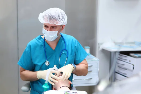 Doktor Acil Servis Doktoru Çocuğu Anestezi Altında Tutuyor Ameliyattan Önce — Stok fotoğraf