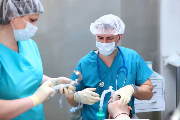 Intubacja Tchawicy Przygotowanie Dziecka Przed Operacją Koncepcja Opieki Zdrowotnej Ratowania — Zdjęcie stockowe