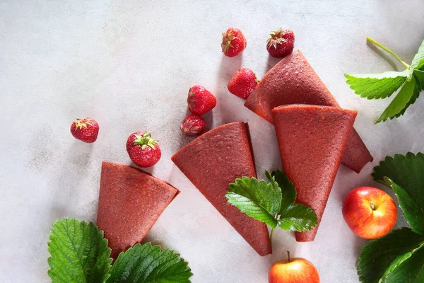 Natürliche Pastille Von Erdbeeren Dainty Und Beeren Auf Hellem Hintergrund — Stockfoto