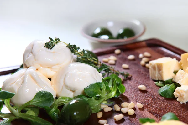 Mozzarella Morbida Tavola Legno Con Olive Verdi Ricevuto Foto Verticale — Foto Stock