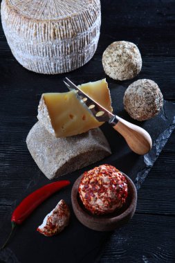 Menzilde sert peynirler var. Acı biberli peynir. Ev yapımı el yapımı peynir. Organik yiyecekler.