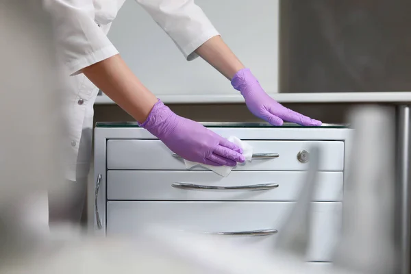 Infermiera Tuta Disinfetta Superfici Lavoro Nello Studio Dentistico Una Foto — Foto Stock