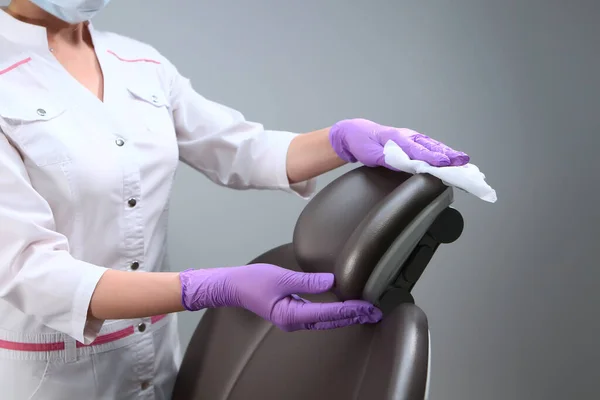 Desinfecção Consultório Dentário Enfermeira Limpa Cadeira Médico Preparando Consultório Para — Fotografia de Stock