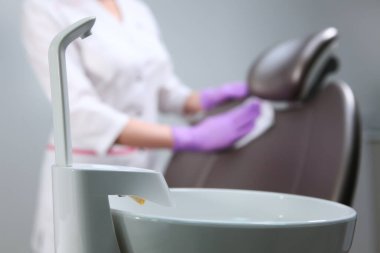 Diş muayenehanesinde dezenfeksiyon. Uzayı kopyala Odaklanamıyorum. Hafif arkaplan.