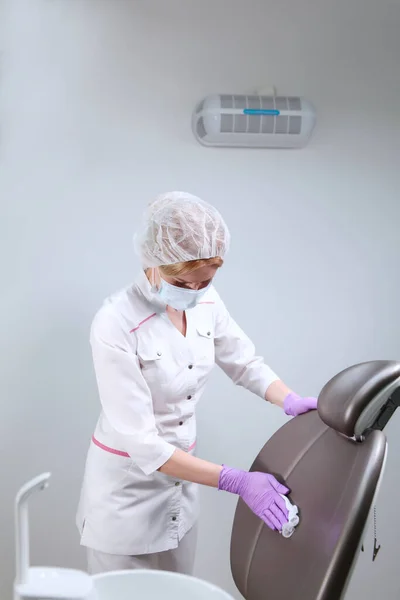 Enfermeira Uniforme Preparando Consultório Para Recepção Dos Pacientes Desinfecção Consultório — Fotografia de Stock