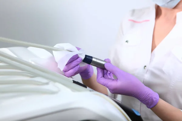 Desinfecção no consultório dentário. Uma enfermeira limpa instrumentos dentários.Uma foto irreconhecível.O conceito de saúde. Cópia do espaço . — Fotografia de Stock