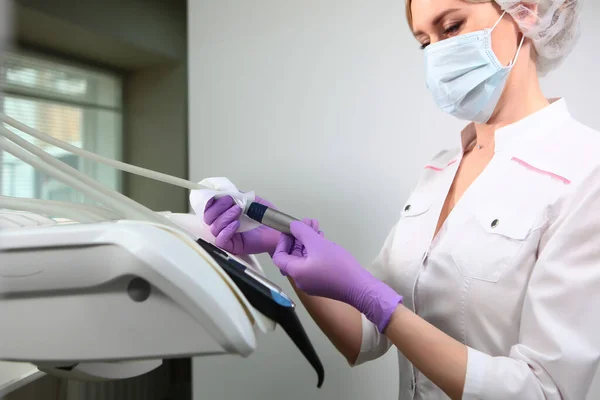 Uma enfermeira limpa os instrumentos dentários. Preparação para receber os pacientes.O conceito de saúde. Cópia do espaço . — Fotografia de Stock