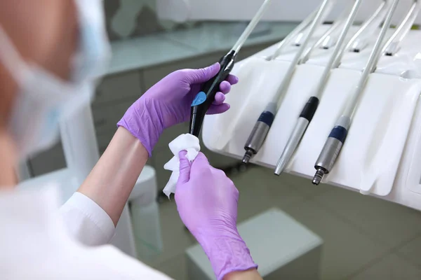 Uma enfermeira limpa os instrumentos dentários. Desinfecção no consultório dentário. Uma foto irreconhecível.O conceito de saúde. Cópia do espaço . — Fotografia de Stock