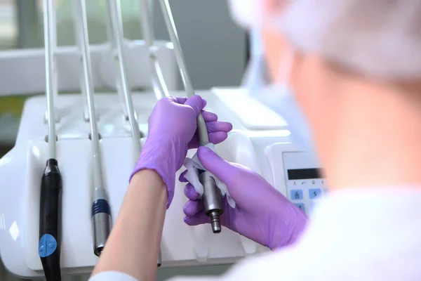 Désinfection au cabinet dentaire. Une infirmière essuie les instruments dentaires.Une photo méconnaissable.Le concept de santé. Copie de l'espace.Vue du dessus. — Photo