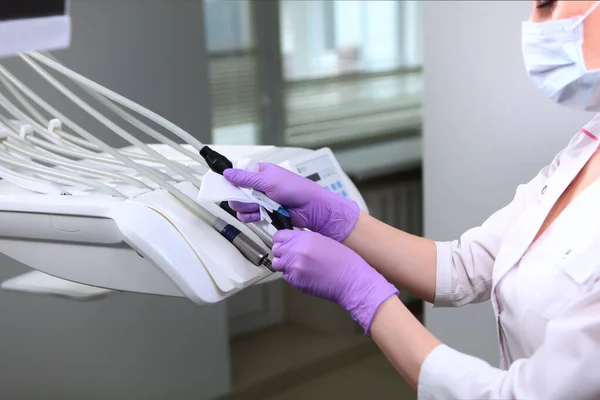 Een Verpleegster Veegt Tandheelkundige Instrumenten Desinfectie Tandheelkunde Onherkenbare Foto Kopieerruimte — Stockfoto