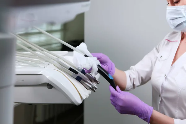 Uma Enfermeira Limpa Instrumentos Dentários Desinfecção Odontologia Espaço Cópia — Fotografia de Stock