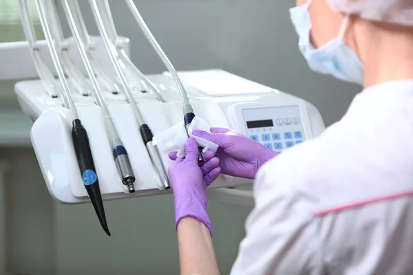 Une Infirmière Uniforme Masque Médical Essuient Unité Dentaire Vue Derrière — Photo