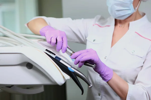 Una Enfermera Uniforme Una Máscara Médica Limpian Unidad Dental Mano —  Fotos de Stock