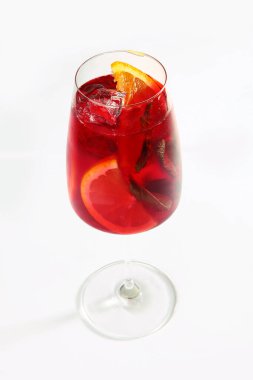 Nane yapraklı portakal ve çilekli limonata. Alkolsüz içki. Yaz sezonu. Ayrı bir nesne. Mekanın kopyası. Üst görünüm. Dikey fotoğraf.