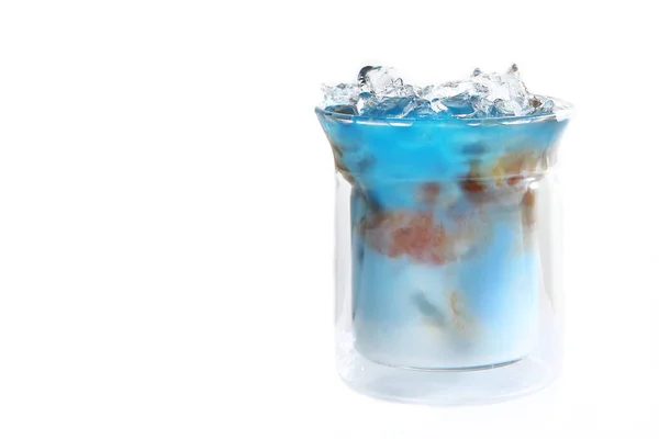 Chá Matcha Azul Com Leite Café Uma Xícara Vidro Refrigerante — Fotografia de Stock