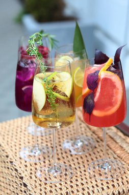 Uzun bardaklarda çeşitli limonatalar. Dikey fotoğraf. Soğuk içecekler.