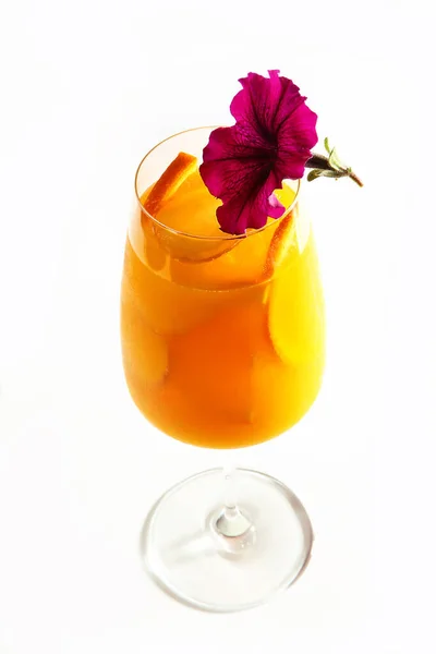 Limonata Arance Bicchiere Vetro Alto Foto Verticale Sfondo Chiaro Ricevuto — Foto Stock