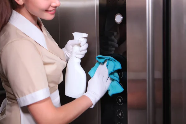 Young Girl Uniform Wipes Mirror Surface Elevator Cleaning Service Hotel — Stock Photo, Image