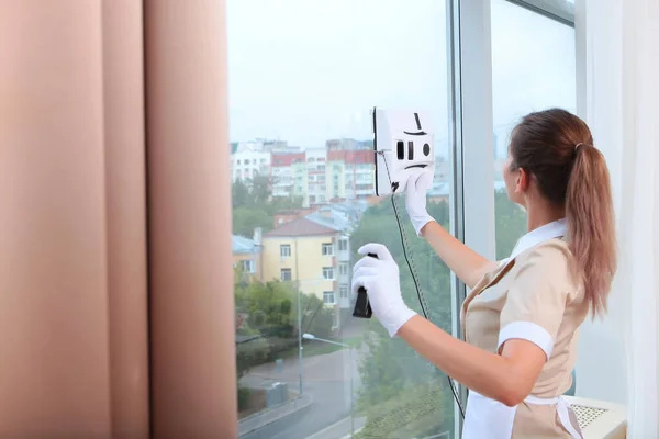 Das Zimmermädchen Installiert Einen Fensterputzroboter Auf Dem Glas Klares Fenster — Stockfoto