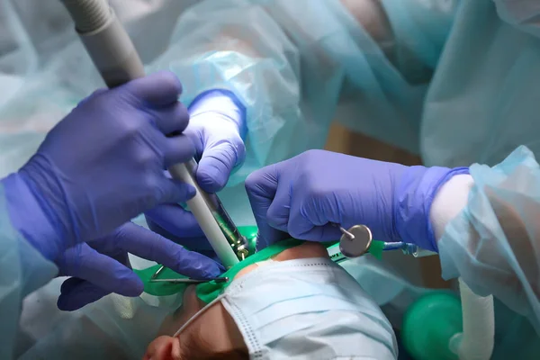 Close Das Mãos Médico Assistente Operação Para Remover Tratar Dentes — Fotografia de Stock