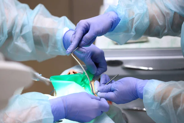 Persiapan Rongga Mulut Untuk Perawatan Gigi Pada Seorang Anak Pemandangan — Stok Foto