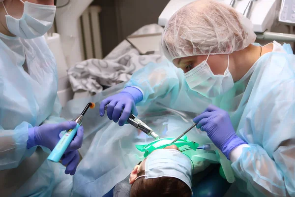 Chirurg Stomatolog Pediatru Tratează Dinții Unui Băiat Sub Anestezie Generală — Fotografie, imagine de stoc