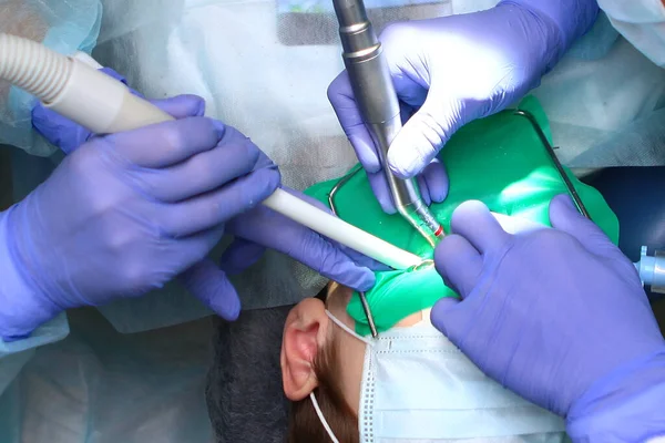 小児の深いケアの治療のための歯科手術 全身麻酔下での手術 上からの眺め スペースのコピー — ストック写真