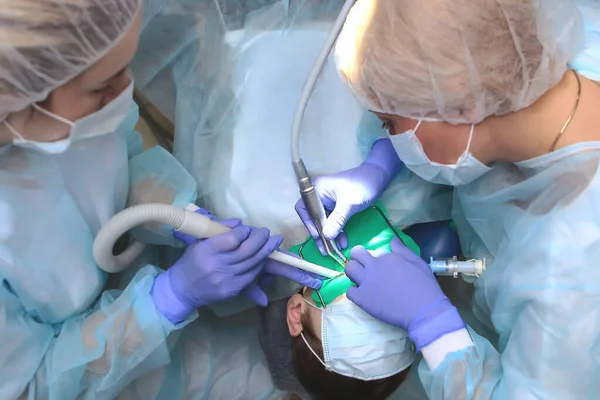 Zahnchirurgie Unter Vollnarkose Die Behandlung Der Tiefen Karies Bei Einem — Stockfoto