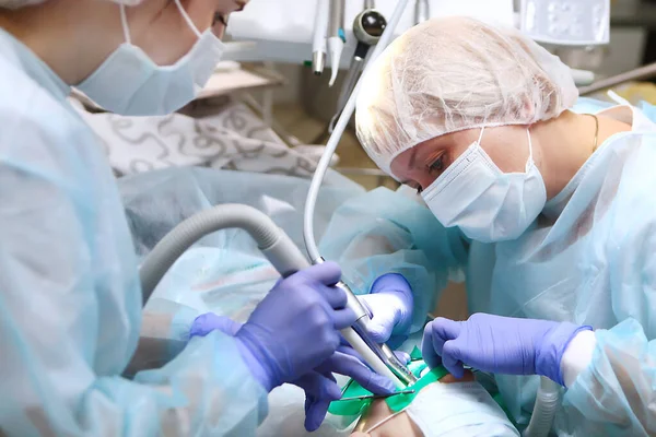 Dentista Assistente Realizam Uma Operação Para Tratar Cárie Profunda Uma — Fotografia de Stock