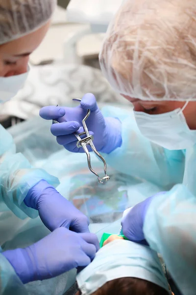 Dentista Pediátrico Assistente Durante Cirurgia Sob Anestesia Geral Ferramentas Dentárias — Fotografia de Stock