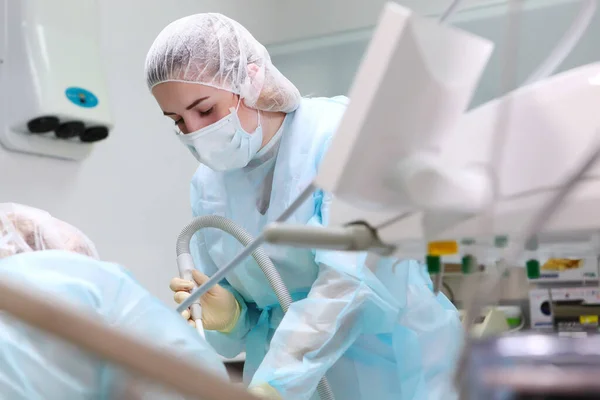 Jovem Assistente Numa Operação Dentária Sob Anestesia Geral Odontologia Pediátrica — Fotografia de Stock